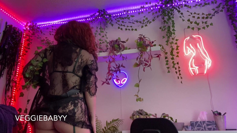 Veggiebabyy: Poison Ivy Strip Tease and Virtual Fuck