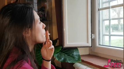 Smokin Fetish: Cette beauté brune adore les cigarettes