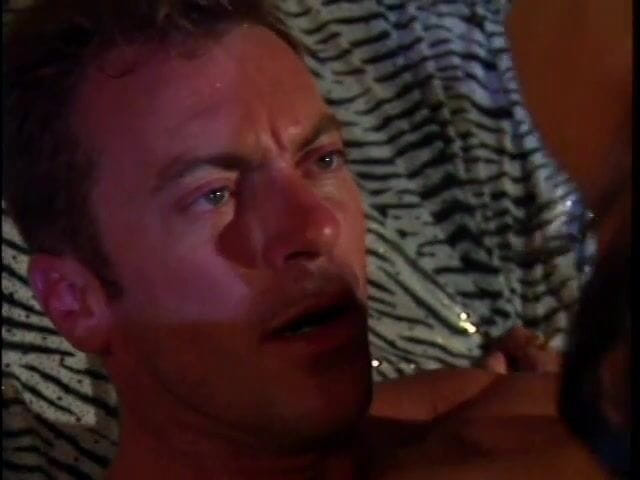 Old Good Porn: Sexy brunetka s dokonalým těsným zadkem jezdí na tvrdém ptákovi