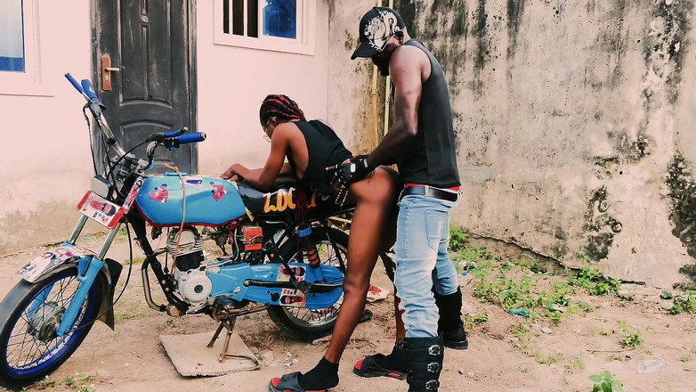 Home Alone: Vera si biker mungil menggoda pria kulit hitam untuk ngentot...