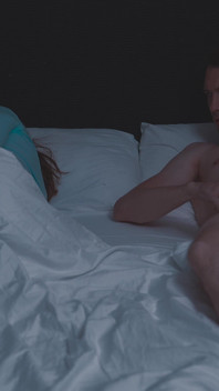 Stiefmoeder kan de grote pik van stiefzoan in bed niet weerstaan - zal ze het merken wanneer hij stiefmoeder neukt?
