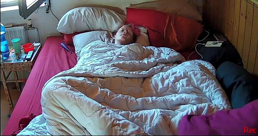 KittieNoOne: Prinsă masturbându-se