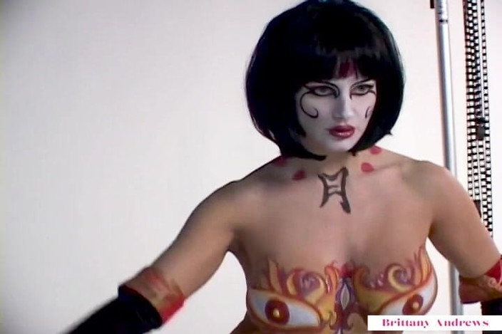 Brittany Andrews: Brittany Andrews badan naga yang menakjubkan cat menggoda asap!