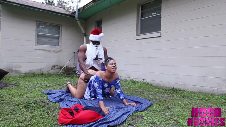 Hood Hunnies: Le père Noël vide son sac de noix rempli de...