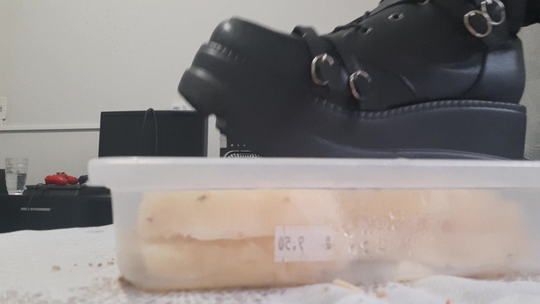 Bladexfeet: Rozgniatanie ananasa butami