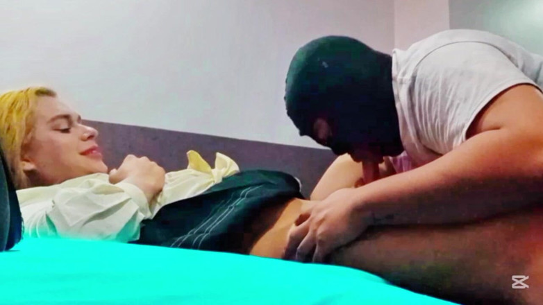 Ladyboy69: Frumoasa mea prietenă transsexuală de 20 de ani îmi domină fratele vitreg...