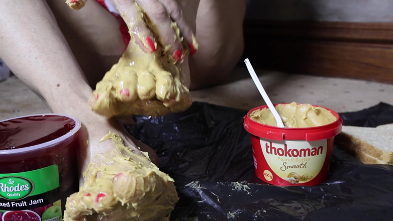 Gianna: Mantequilla de maní, gelatina y una fantasía fetiche de pies