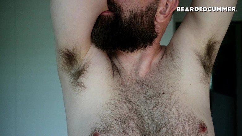 Beardedcummer: Gioco di fossette pelose, petto, barba e capezzoli