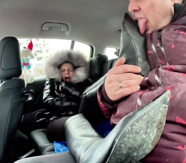 Mistressyammyboots: Aku ingin merasakan lidahmu di kaki kakiku.