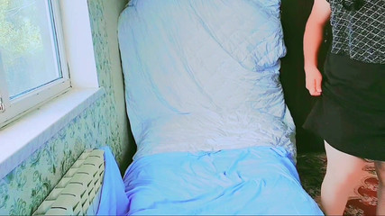 Kitty_Cross: चंचल बहिन शराबी गुलाबी कालीन पर क्रॉस-टांगों पर बैठी है