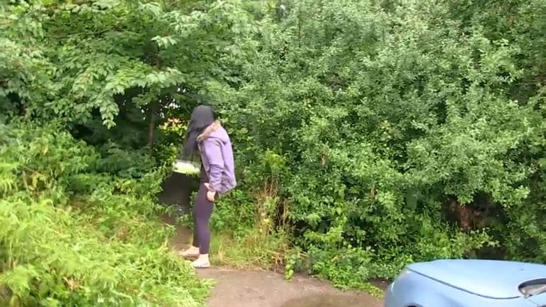 German amateur - 100% German hardcore videos: Prsatá brunetka je vyzvednuta před chcaním venku