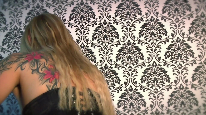 Pornstars fucking Japan Style: Potetovaná blondýnka a malá prsatá MILFka v prádle a rukavicích...