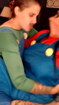 Lesbian Cosplay Mario dan Luigi bergunci