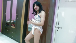 Sissy travestie sexy, femboy, sucette douce en chemise de nuit blanche et string.
