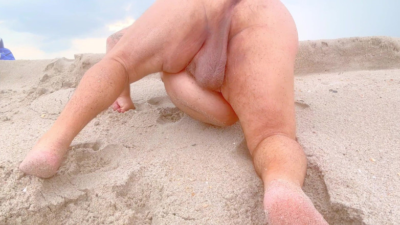 Hand-Free-Daddy-Chub: Enano musculoso con un culo gordo tiene un enorme semen...