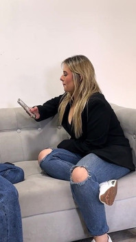 2 ragazze arrapate rimorchiano uno sconosciuto con incontri online e si uniscono a un caldo trio FFM
