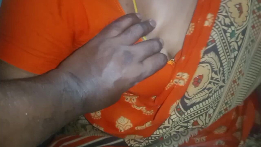 Sexy Saree Aunty Boobs (Desi Sathiya)