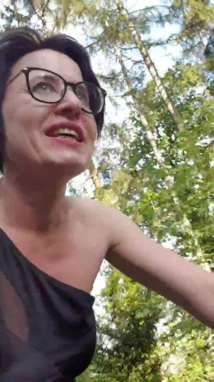 JulieEroticDress: Nahá jízda na kole a stříkání v lese