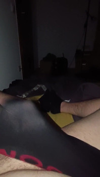 Pulchny chłopiec cumming w Black Undies
