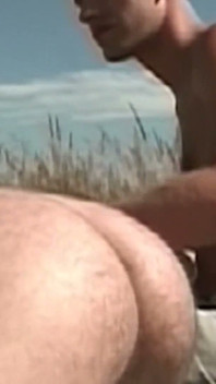 Závislí na zadcích Scéna 3 Svalnatý pár si užívá šukání na venkově.
