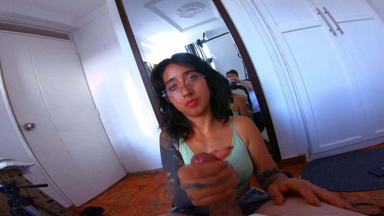 Ellie pink: Üniversiteli dövmeli hatun sakso çekiyor