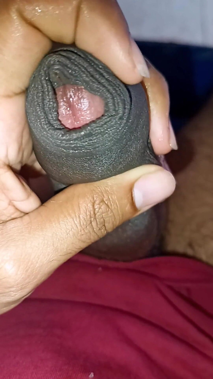 Tommhot: Bersendirian di rumah, saya melancap dan memancut mani di sofa...