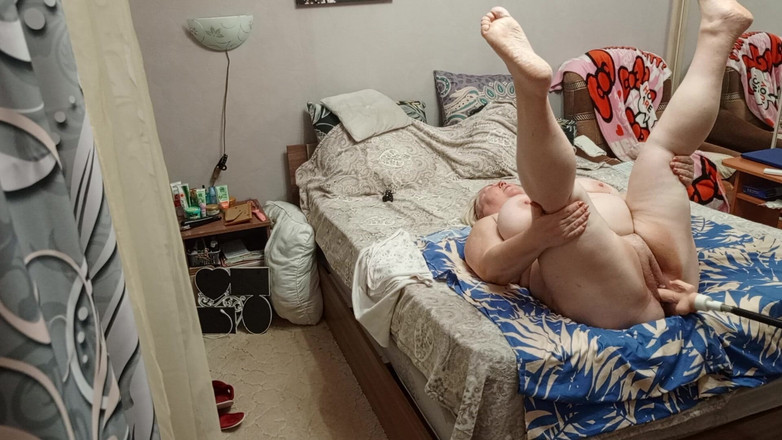 Zona901: Una macchina del sesso scopa la succosa figa di una...