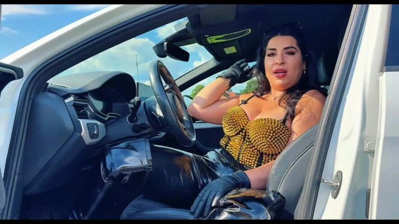 LadyAyse5: Deur opent: Lady Ayse stapt eruit