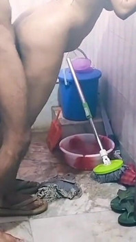 Cumnata făcea baie când cumnatul a intrat în baie și a început să plece cumnata.