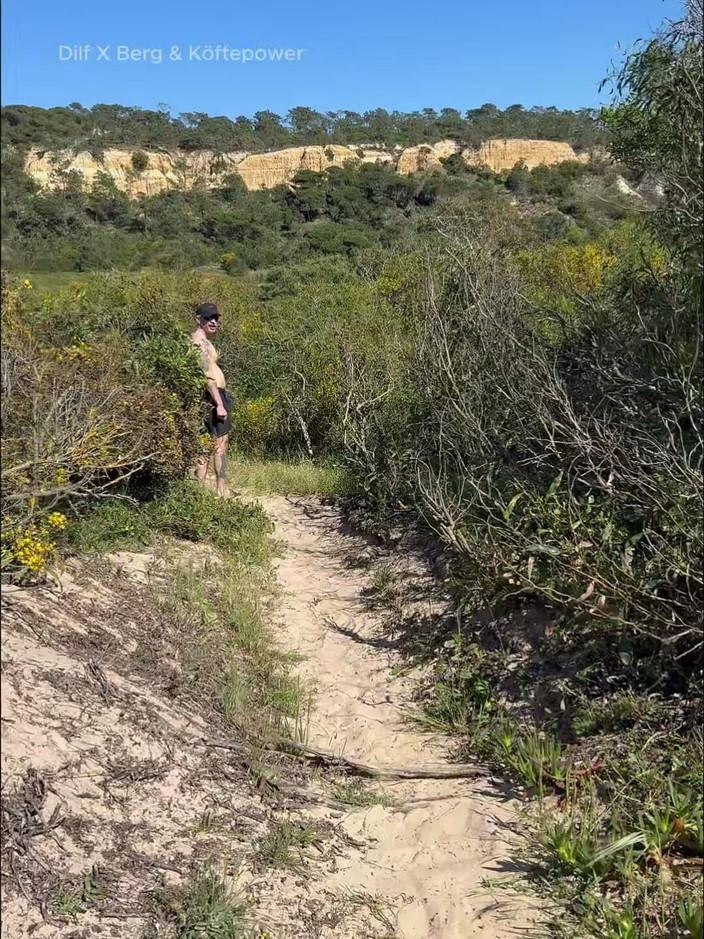 Dilf_X_Berg_XL: Kouření a plavba na nudistické pláži