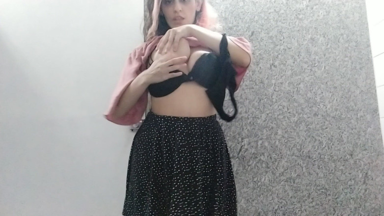 Ms Candy Bunny: Pamer di kamar mandi negara