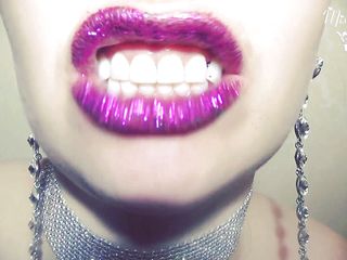 Goddess Misha Goldy: Violet, lèvres déjantées et grimaces