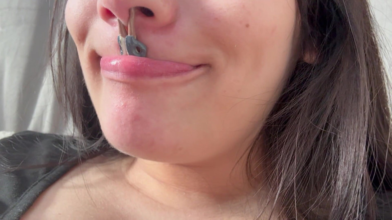 AmayaMori: Chica de giganta pone a su pequeño marido en ella