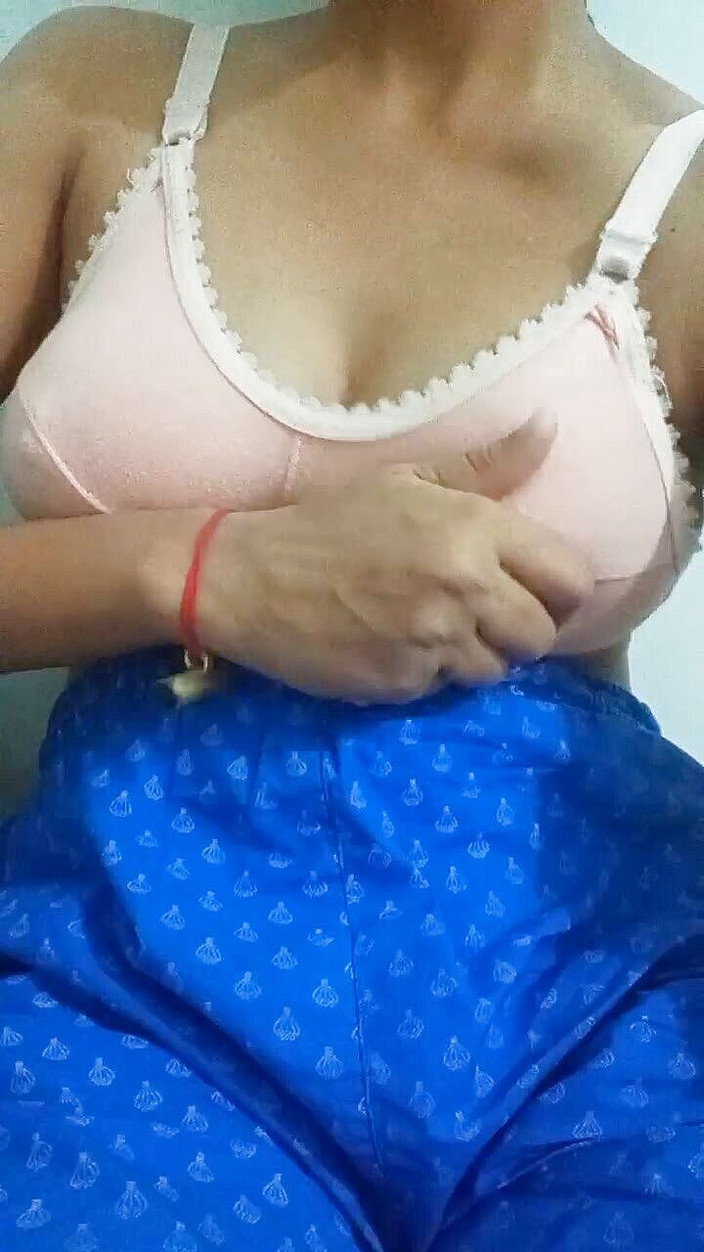 Shruti: Mladá dívka je nadržená