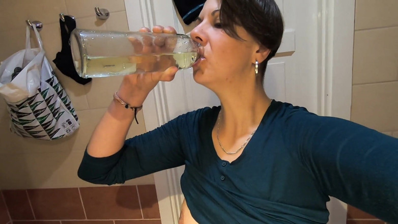 bekycarril: Beky pije své vlastní chcanky