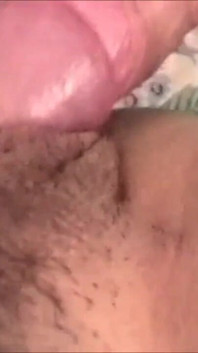 O pulă heterosexuală intră în pizda păroasă a acestei mame sexy curvă