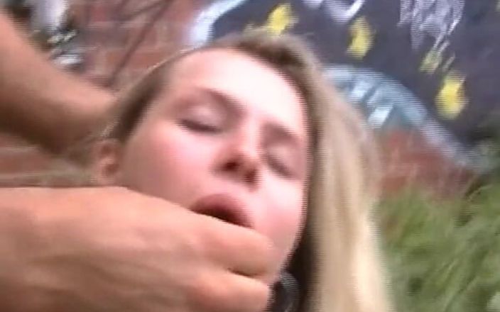 Deutsche XXX Filme: Une superbe Allemande blonde se fait baiser