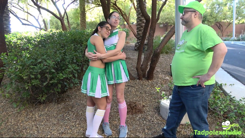 TadpolexStudio: Alex Coal, Madison Wilde को चीयरलीडिंग टीम बनाने में मदद करता है