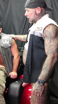 Manny Muscle ve King Baiter ile üçlü grup seks Harley sikişiyor