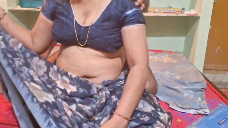 Sexy sindu: Sindu Bhabhi mostrando buceta de perto