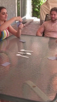 A strip spoons game dengan empat gadis seksi dan satu pria yang sangat terangsang