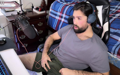 Fun guy: 热辣的家伙一边看色情片一边挑逗自己