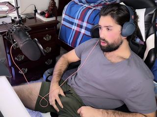 Fun guy: Gorący facet dokucza sobie podczas oglądania porno