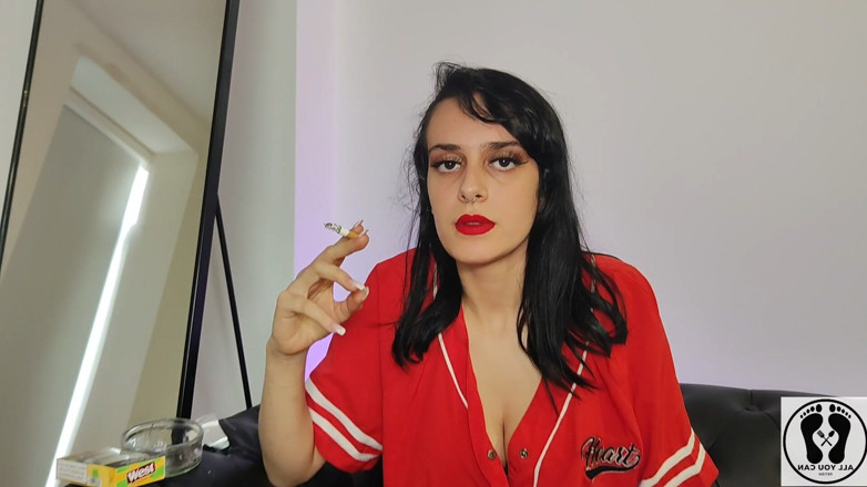 All You Can Fetish: Гаряча тінка курить глибоко, вдихаючи, довгі пухкі сигаррети