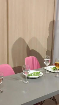 Cuckold är distraherad att avsluta erbjudanden medan jag kommer under bordet för att suga min partners kuk