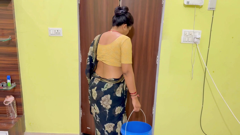 Hotty_ragini: Estaba limpiando la casa, estaba con el jefe y me...