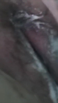 La sexy MILF filippina gioca con due dildo, gemiti, e mangia il suo cremoso