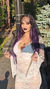 Gothic Witch Wanders the Cemetery, melakukan ritual ajaib hitam, dan membuatkan anda menyembahnya dan syaitan.