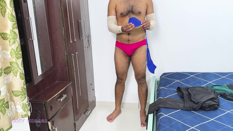 Sexy Komal: Al entrar en la habitación de Komal, el cuñado olfateaba...