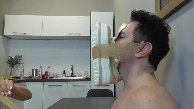 Femdom Sex: Maska na čichání k teniskám Dojení!
